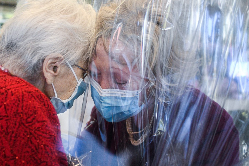„Ölelőszoba” egy velencei idősek otthonában - A fólián keresztül biztonságosan tudják látogatni a szeretteiket a családok