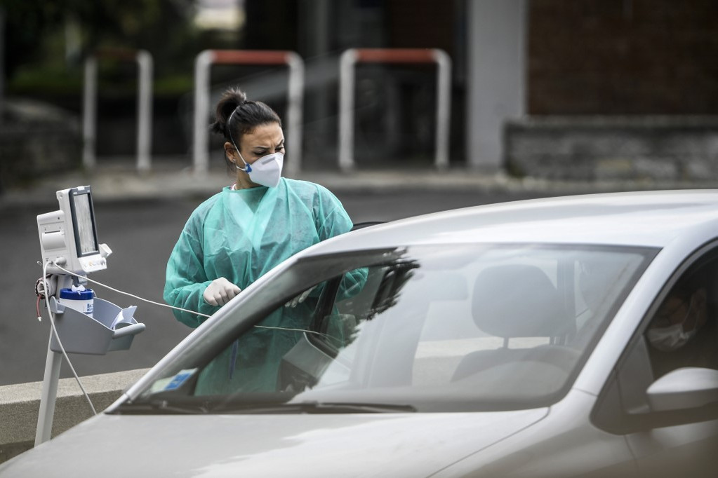 Oxigént kapó koronavírus-gyanús páciens egy nápolyi kórház előtt