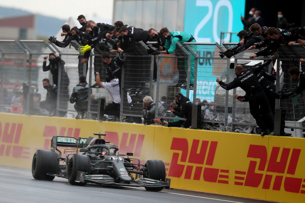 Lewis Hamilton ér be a célba a Török Nagydíjon