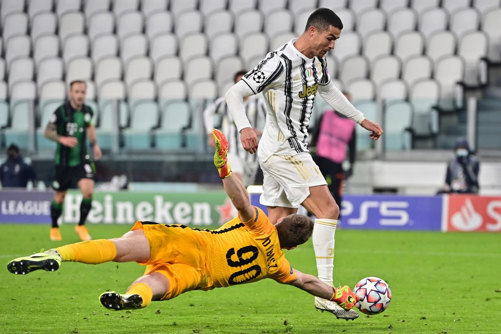 Fotó: AFP/MIGUEL MEDINA Dibusz Dénes óriási mentése Ronaldo ziccerénél