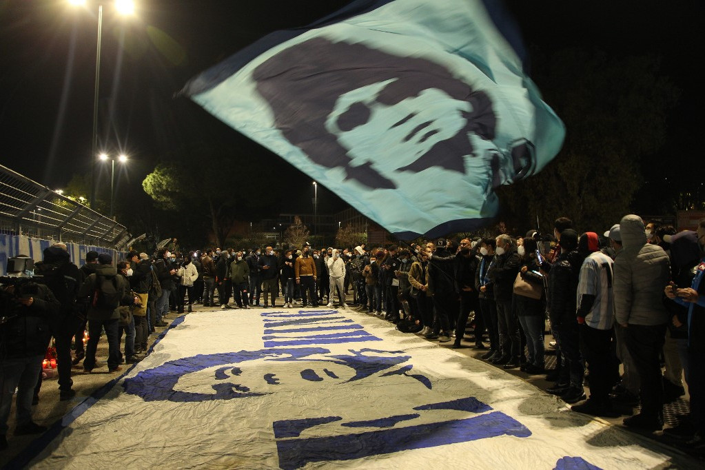 Sokan gyűltek össze a San Paolo stadionnál, hogy megemlékezzenek az argentin zseniről