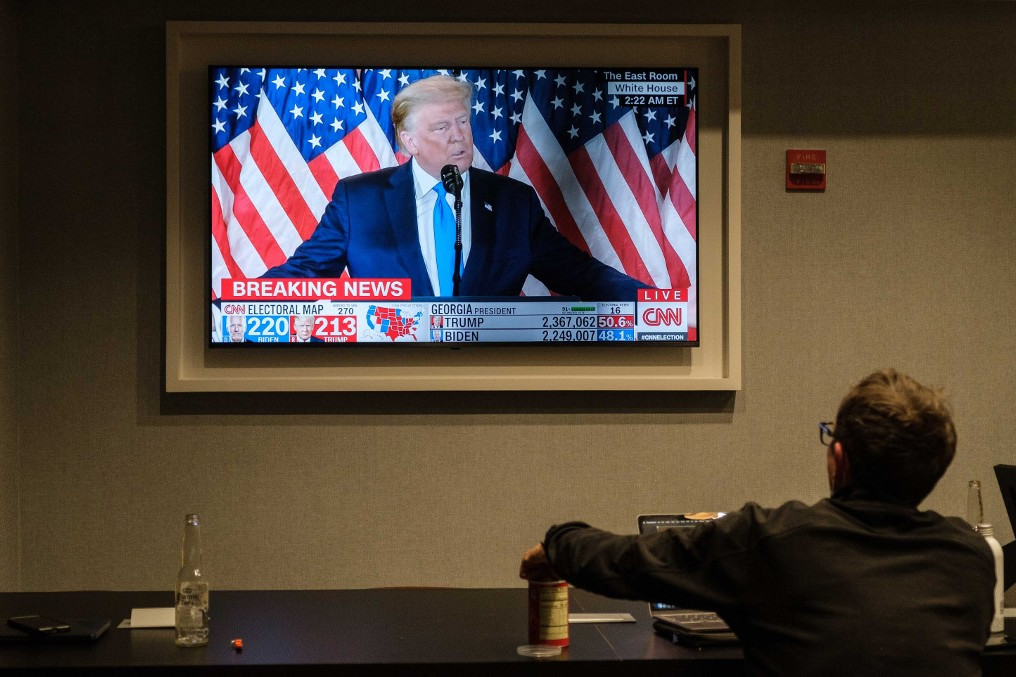 Fotó: Yuki Iwamura / Sputnik / Sputn Egy amerikai férfi figyeli Donald Trump beszédét