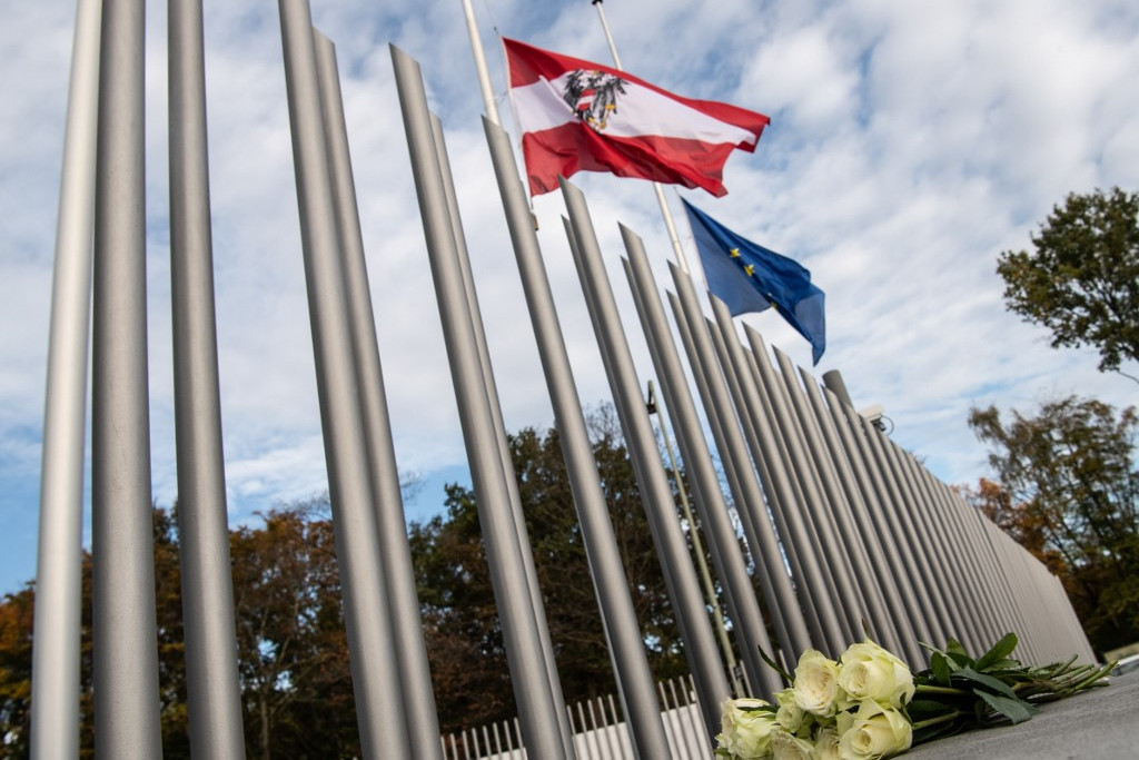 Fotó: Paul Zinken / DPA / dpa Pictur Félárbócra engedték az Ausztria zászlaján a berlini Osztrák Nagykövetségnél