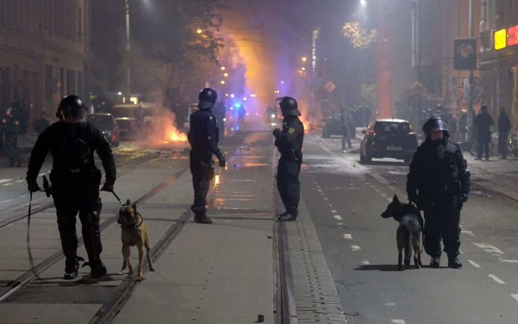 Fotó: AFP/Sebastian Willnow A tömegben sokan petárdák, tűzijátékok révén fejezték ki elégedetlenségüket