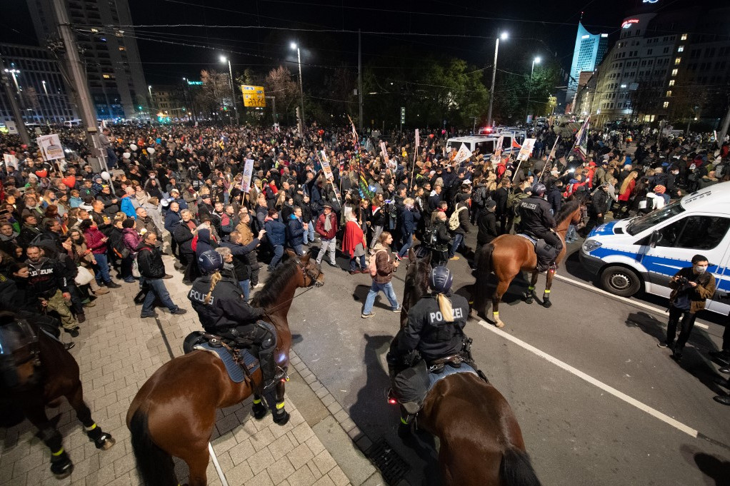 Fotó: AFP/Sebastian Kahnert Nagyjából húszezer fő vett részt a lipcsei demonstráción