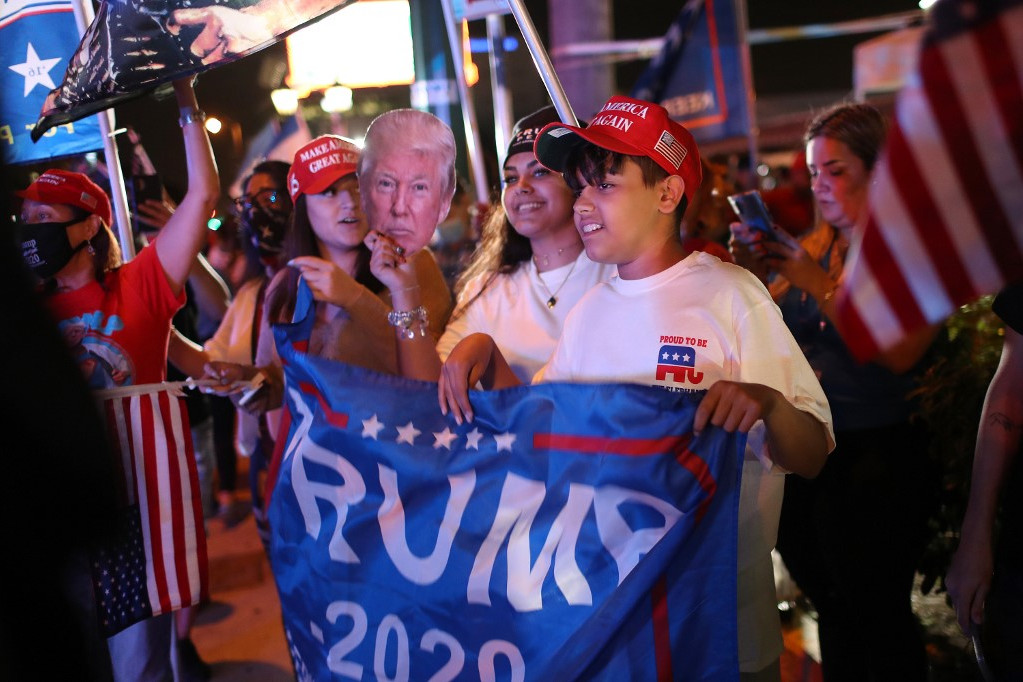 Trump-szimpatizánsok egy eredményváró rendezvényen Miamiban