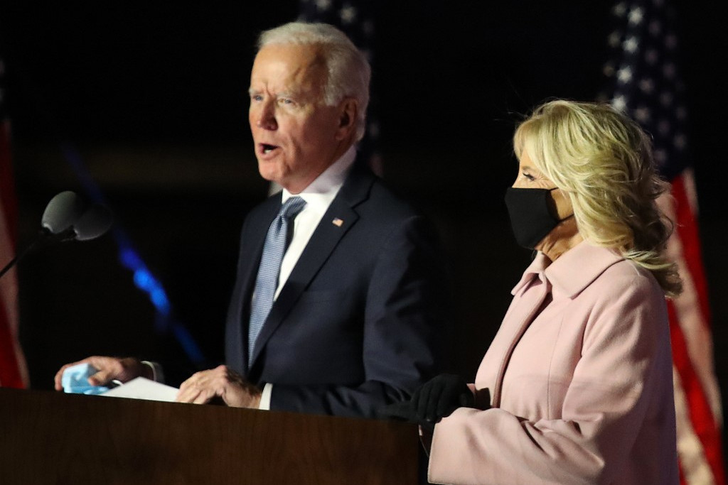 Fotó: WIN MCNAMEE / GETTY IMAGES NOR Joe Biden elnökjelölt és felesége a Delaware államban található Wilmingtonban mond beszédet a választás utáni éjjel