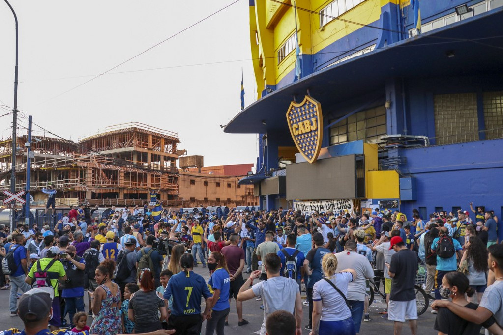 Maradonát gyászoló szurkolók tömege a Boca Juniors stadionjánál