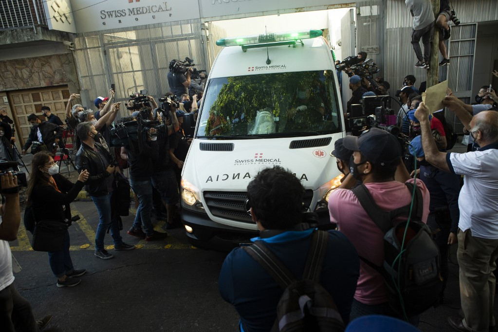 Maradonát mentővel szállították el a Buenos Aires-i Olivos klinikáról