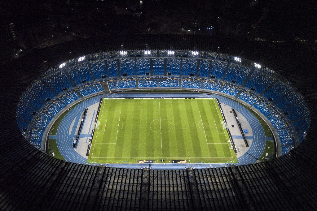 Szerdán este kivilágították a Napoli stadionját Maradona tiszteletére