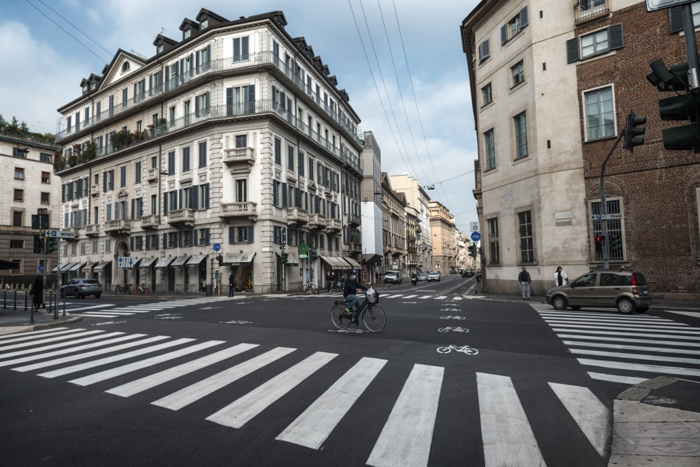 Alig van ember a milánói utcákon