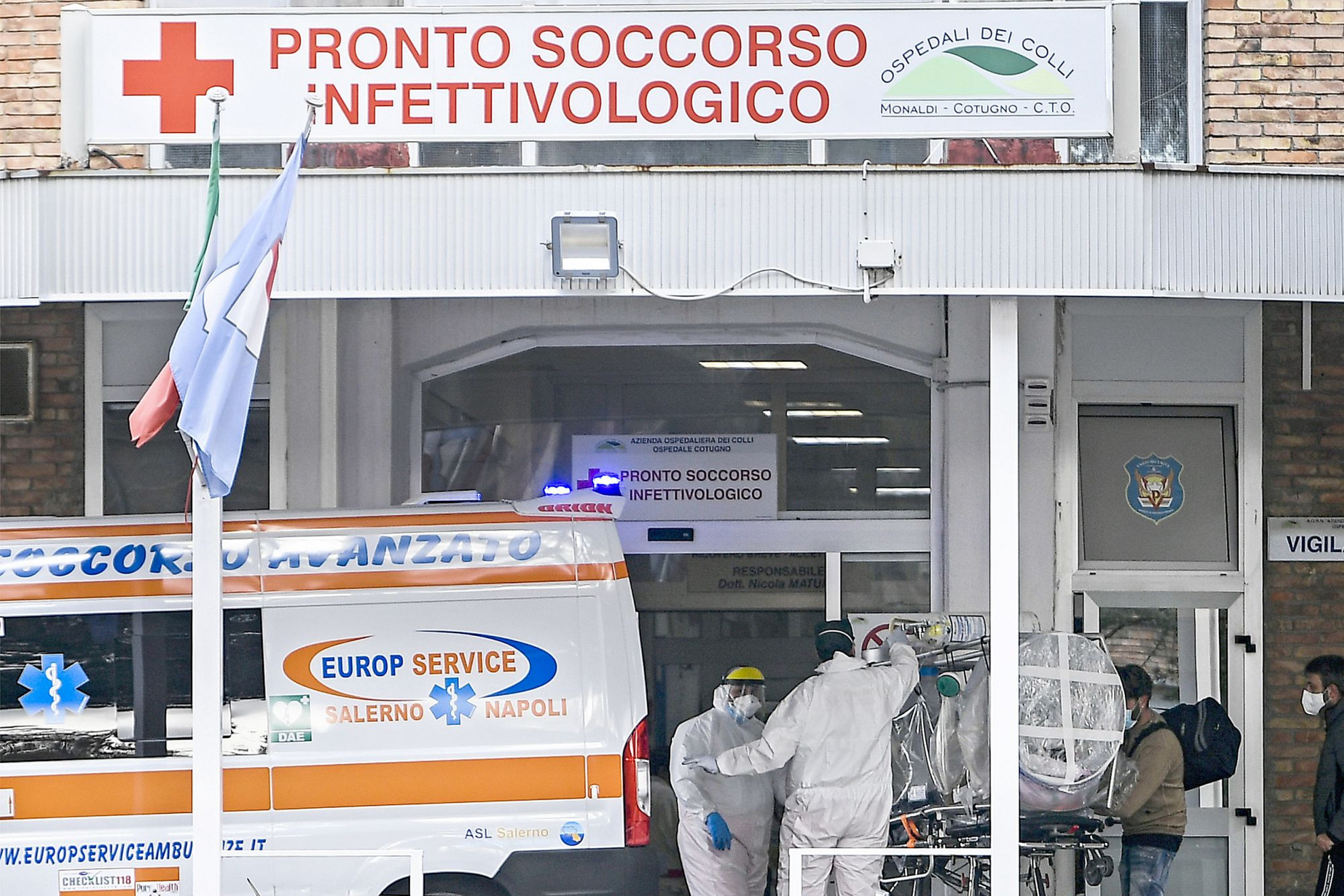 Fotó: AFP/Andreas Solaro Intenzív terápiára szoruló koronavírusos beteg érkezik a nápolyi Cotugno kórházba