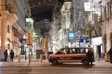 Fegyveres rendőrök őrködnek Bécs központjában, egy bevásárlóutcában