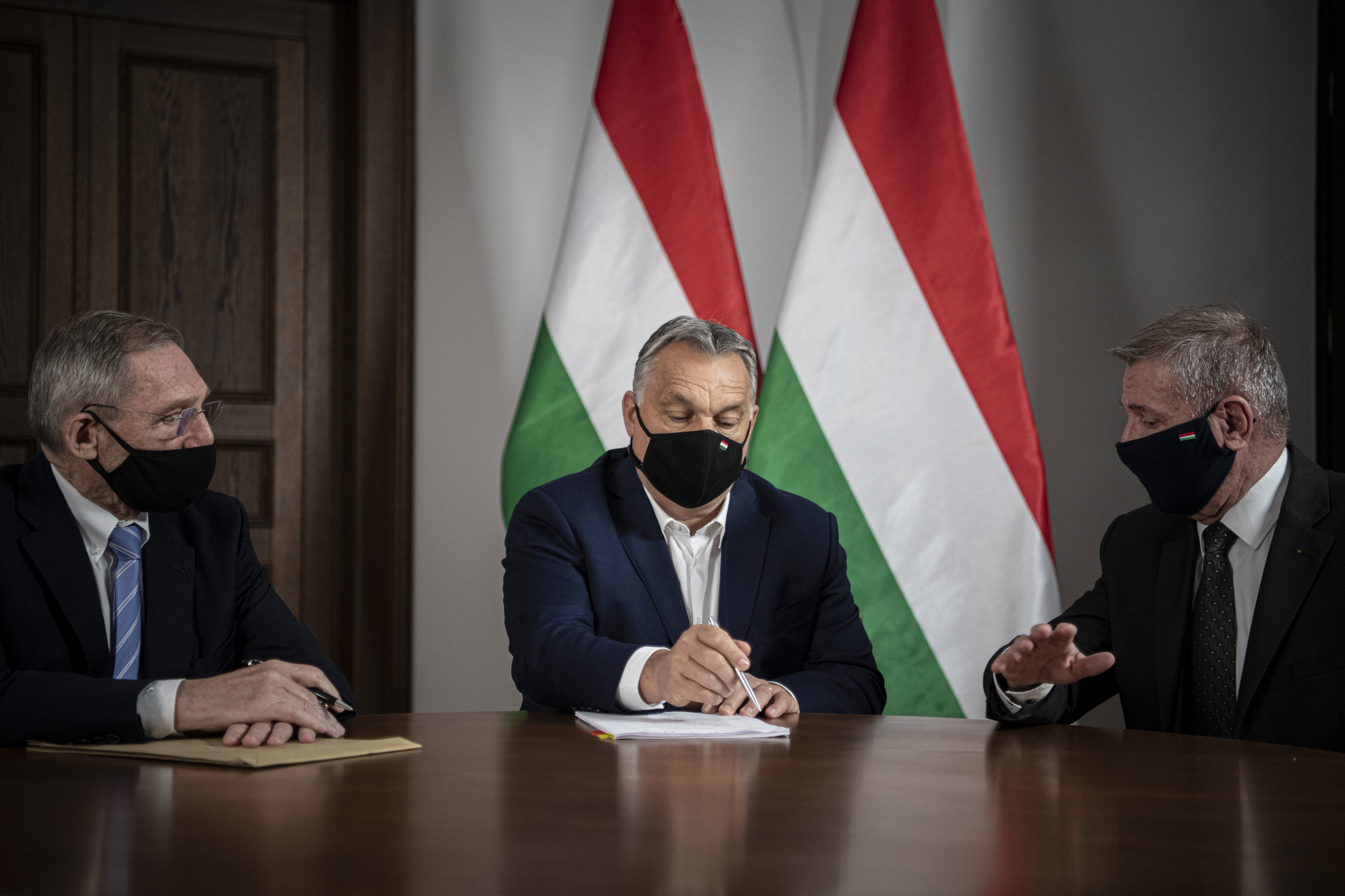 Fotó: MTI/Miniszterelnöki Sajtóiroda Orbán Viktor miniszterelnök (k) Pintér Sándor belügyminiszterrel (b) és Benkő Tibor honvédelmi miniszterrel egyeztet a Karmelita kolostorban