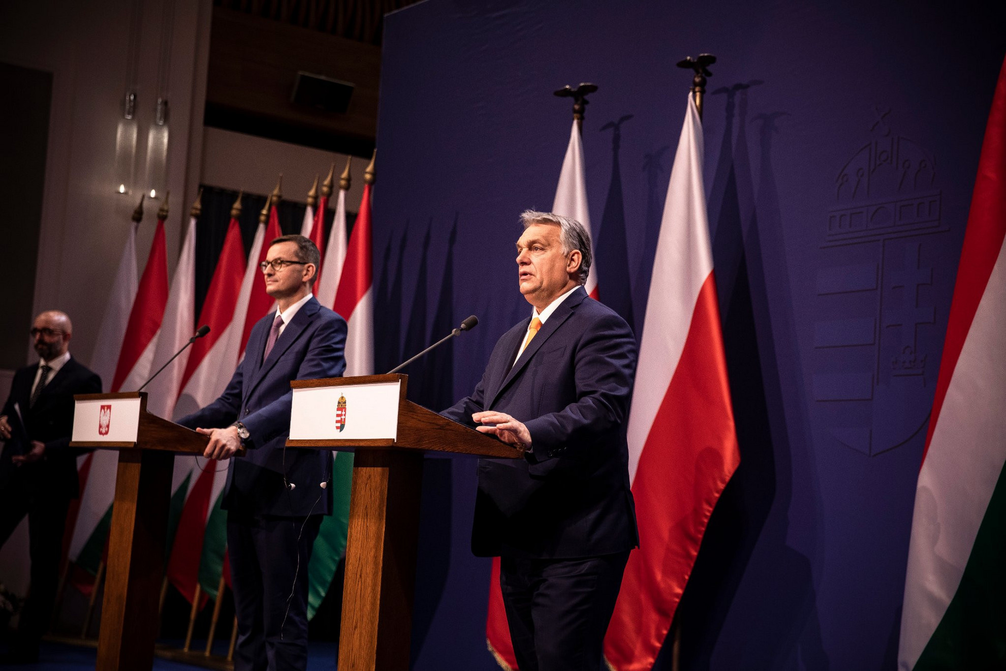 Orbán Viktor magyar (j) és Mateusz Morawiecki lengyel kormányfő sajtótájékoztatót tart a Karmelita kolostorban 2020. november 26-án