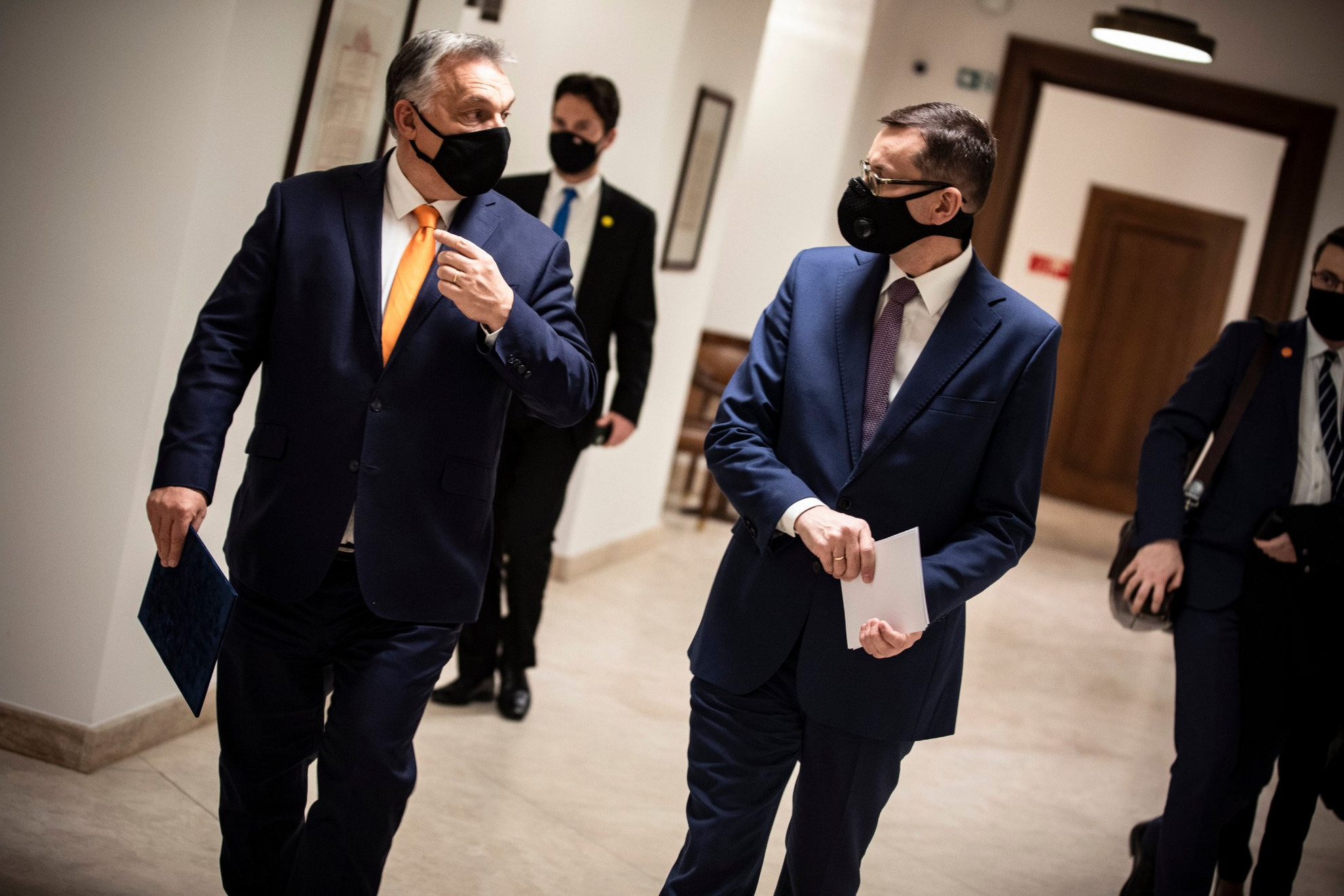 Fotó: MTI/Miniszterelnöki Sajtóiroda Orbán Viktor magyar (b) és Mateusz Morawiecki lengyel kormányfő a Karmelita kolostorban 2020. november 26-án