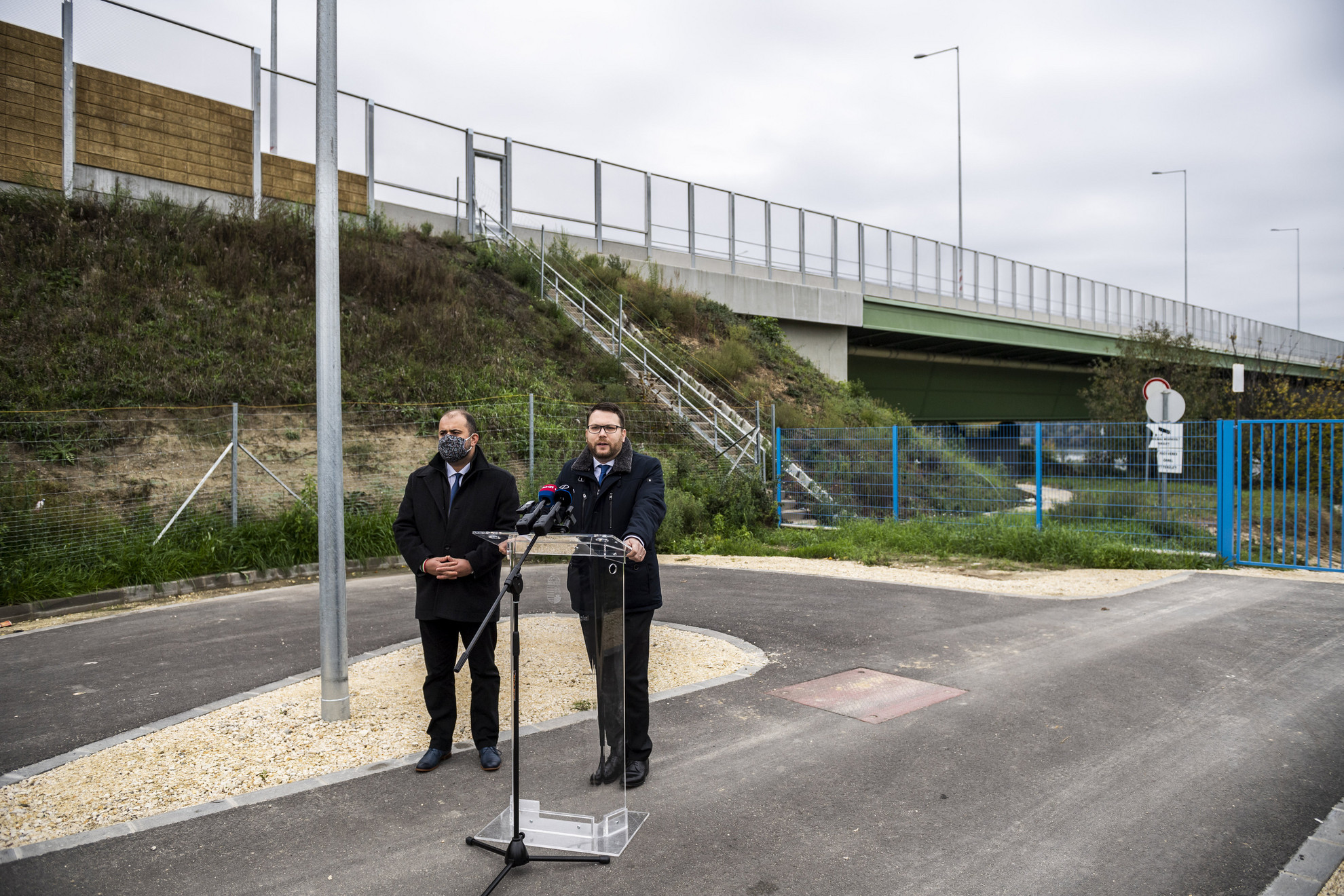 Fotó: MTI/Mónus Márton Schanda Tamás, az Innovációs és Technológiai Minisztérium (ITM) parlamenti és stratégiai államtitkára (j) és Bóna Zoltán, a Fidesz Pest megyei 8-as számú, szigetszentmiklósi választókerületének országgyűlési képviselője, parlamenti frakcióvezető-helyettese, Pest megye fejlesztési feladatainak ellátásért felelős miniszteri biztos (b) sajtótájékoztatót tart a Deák Ferenc híd lábánál Szigetszentmiklóson 2020. november 1-jén