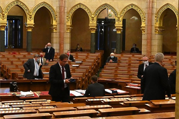 Fotó: MTI/Illyés Tibor Kormánypárti (Fidesz-KDNP) képviselők kivunulnak az ülésteremből Korózs Lajos, az MSZP képviselője (b3) napirend előtti felszólalásakor az Országgyűlés plenáris ülésén 2020. november 17-én. Az előtérben balról Völner Pál, az Igazságügyi Minisztérium parlamenti államtitkára (b4)