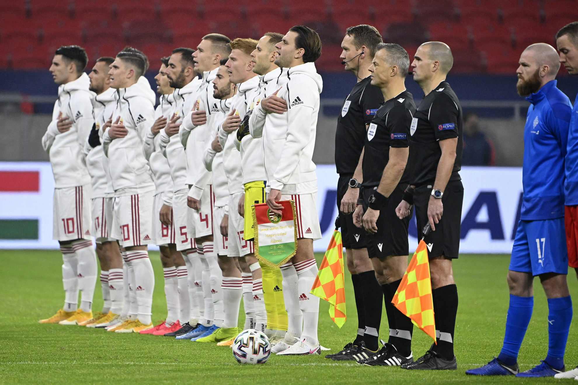 A Himnuszt éneklik a magyar válogatott játékosai a Magyarország - Izland labdarúgó Európa-bajnoki pótselejtező mérkőzésen a Puskás Arénában 2020. november 12-én