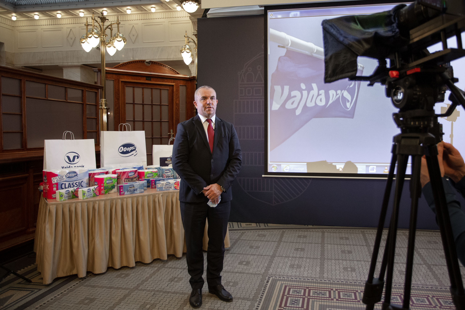 Fotó: Pénzügyminisztérium Vajda Attila, a Vajda-Papír Kft. ügyvezető igazgatója a digitális gyárlátogatáson