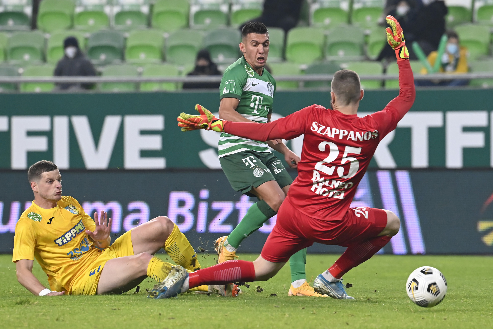 Fotó: MTI/Kovács Tamás A ferencvárosi Myrto Uzuni (k) gólt lő, mellette a mezőkövesdi Jurij Nesterov (b) és Szappanos Péter az OTP Bank Liga 10. fordulójában játszott Ferencvárosi TC - Mezőkövesd Zsóry FC labdarúgó-mérkőzésen a fővárosi Groupama Arénában 2020. november 8-án