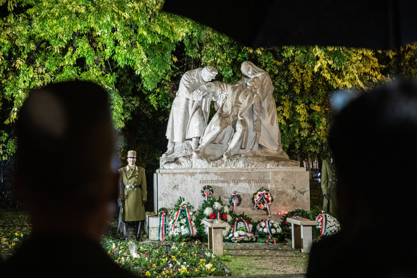 Fotó: MTI/Mohai Balázs Koszorúk a magyar orvos hősi halottak emlékszobránál a hős katonaorvosok tiszteletére tartott megemlékezésen
