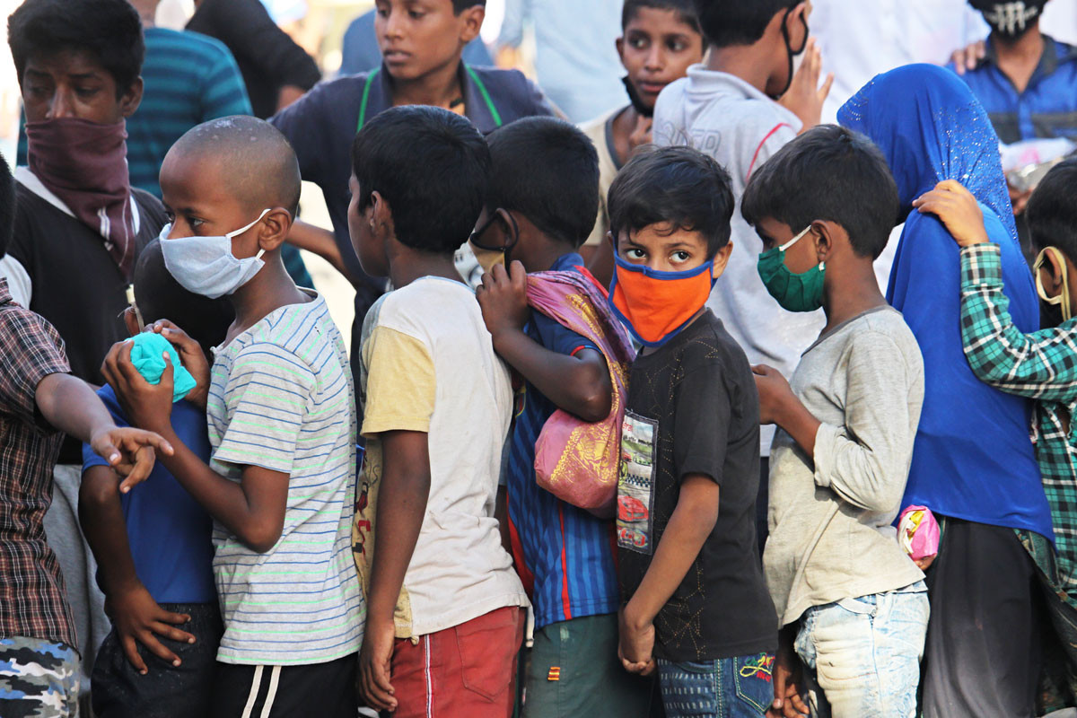 Fotó: AFP/Nurphoto/Himanshu Bhatt Ételosztásra váró gyerekcsoport az indiai Mumbaiban