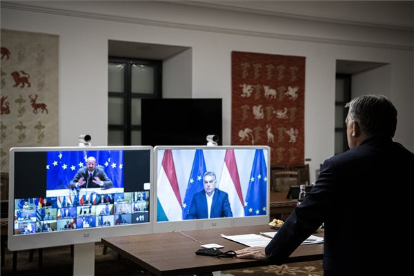 Fotó: Miniszterelnöki Sajtóiroda/Ben Orbán Viktor miniszterelnök az európai uniós tagországok állam-, illetve kormányfőinek videokonferenciáján