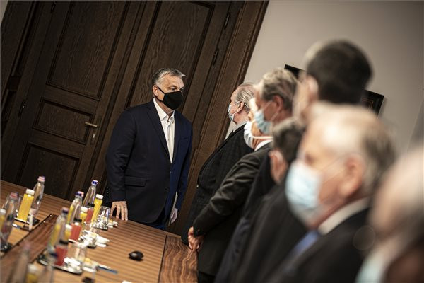 Orbán Viktor miniszterelnök (b) az Egészségügyi Tudományos Tanács (ETT) elnökségével folytatott megbeszélésen