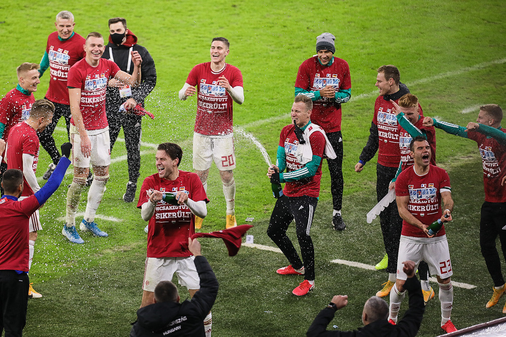 A magyar labdarúgó-válogatott története során negyedszer kijutott az Európa-bajnokságra, a játékosok pezsgővel ünnepeltek a gyepen
