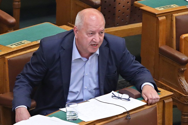 KDNP: A kamuvideós Korózs Lajosnak távoznia kell a népjóléti bizottság éléről