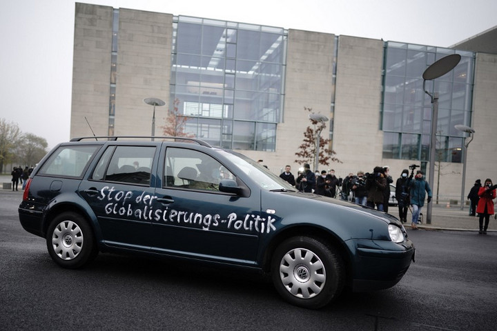 Fotó: AFP/ Michael Kappeler Belehajtott egy autó a berlini kancellári hivatal kapujába