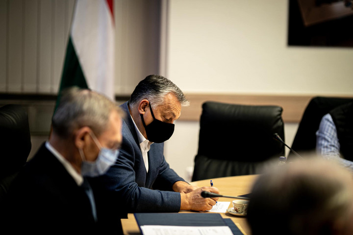 Fotó: Facebook/Orbán Viktor A miniszterelnök ma is az operatív törzs ülésén kezdte a napot