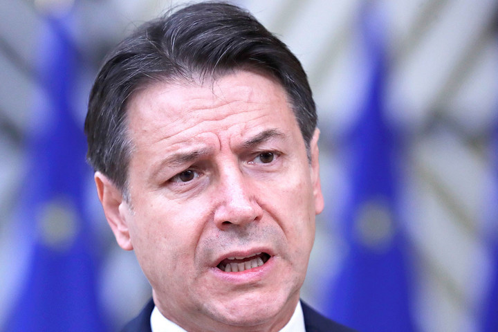 Fotó: AFP/Olivier Hoslet Nekiment Conténak Campagna kormányzója