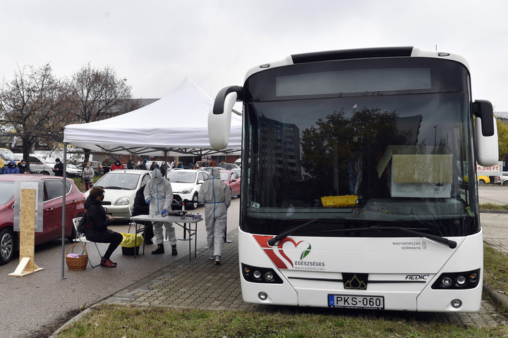 Fotó: MTI/Máthé Zoltán Szűrőbuszok is közreműködnek a tesztelésben