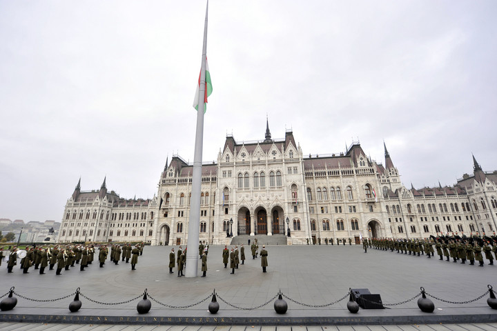 Fotó: MTI/Kovács Attila Zászlófelvonással és gyertyagyújtással emlékezik az ország a nemzeti gyásznapon