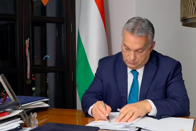 Orbán Viktor aláírta az éjféltől életbe lépő intézkedésekről szóló rendeleteket