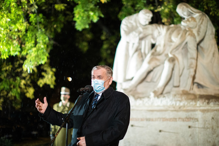 Fotó: MTI/Mohai Balázs Katonai tiszteletadás mellett emlékeztek a hős katonaorvosokra Budapesten