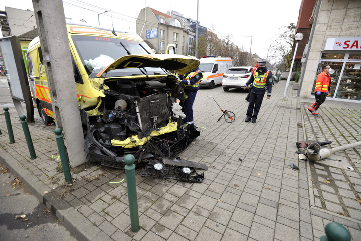 Fotó: MTI/Mihádák Zoltán Karambolozott egy mentőautó Óbudán