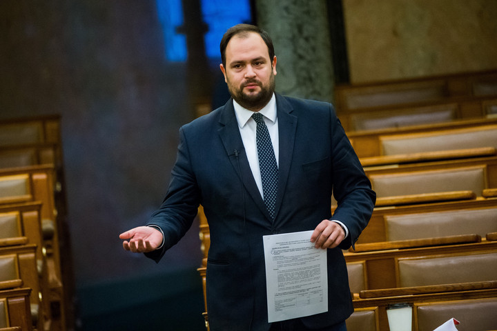 Fotó: MTI/Balogh Zoltán Nacsa Lőrinc átadta az első „Kamuvideós Korózs-díjat”