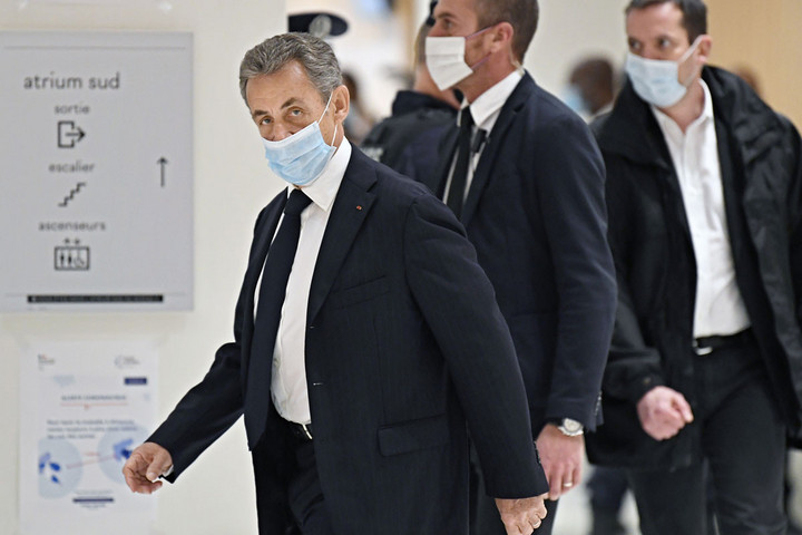 Halasztják Sarkozy korrupciós perének tárgyalását