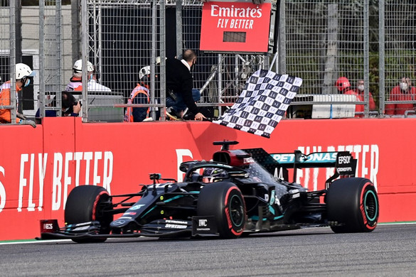 Hamilton ismét nyert, világbajnok a Mercedes