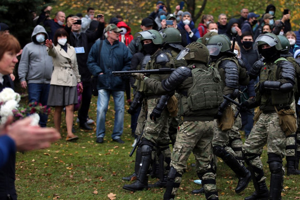 Figyelmeztető lövéseket adtak le a fehérorosz rendőrök a tüntetésen