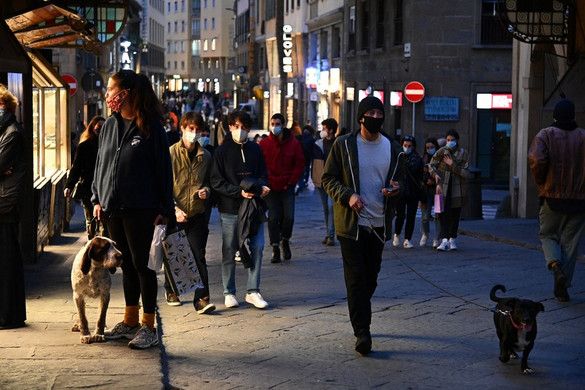 Firenze és Nápoly utcáit tömegek lepték el a városok lezárása előtti utolsó napon
