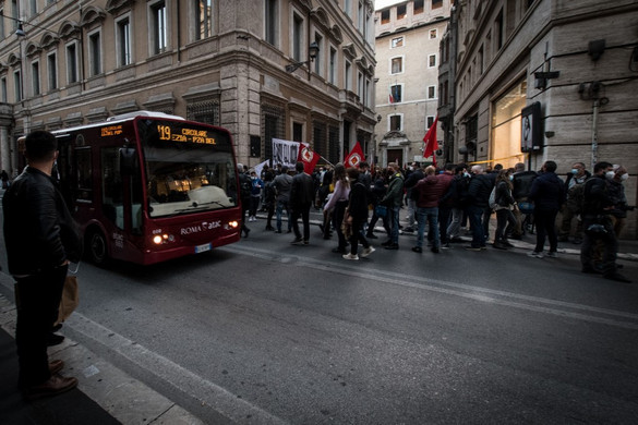 Térdre kényszerült az olasz kereskedelem