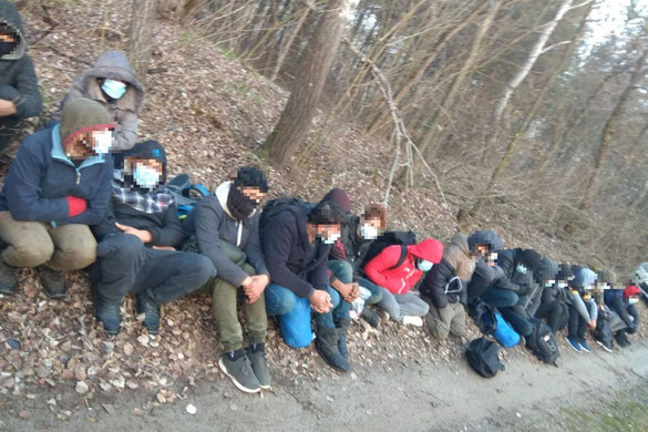 Határsértők több mint ötvenfős csoportját tartóztatták fel Szegeden
