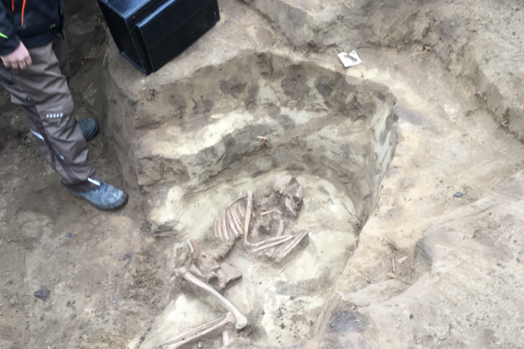 Bronzkori sírokat találtak a tiszadobi Andrássy-kastély udvarán
