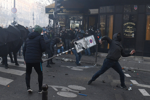 Lángolt a Nemzeti Bank épülete Párizsban, tüntetők csaptak össze rendőrökkel