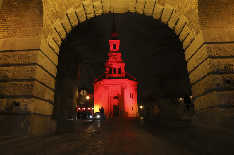Fényfestéssel emlékeztek az üldözött keresztényekre Budapesten