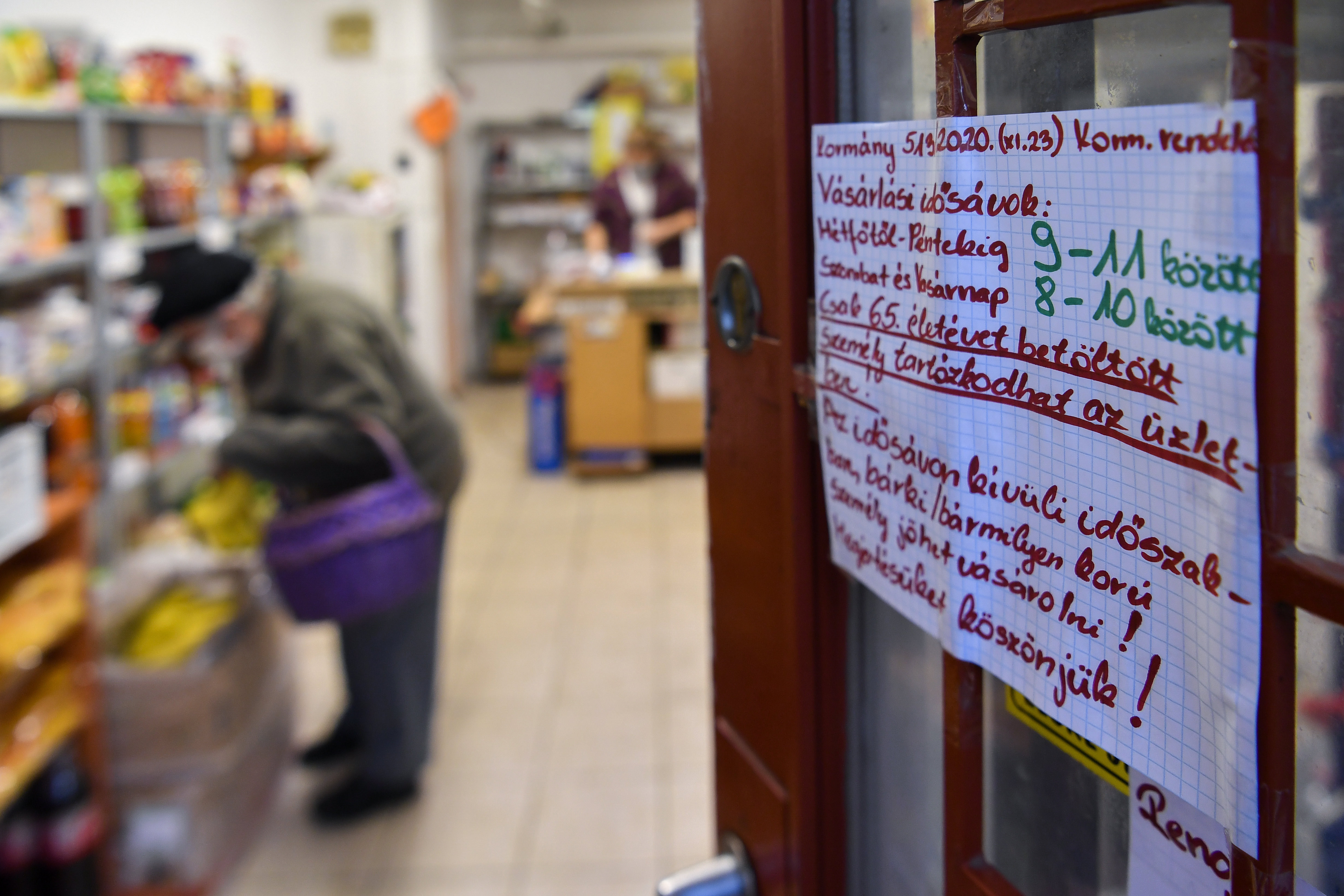 Az idősek vásárlási sávjának felfüggesztését kérik a kereskedelmi szervezetek
